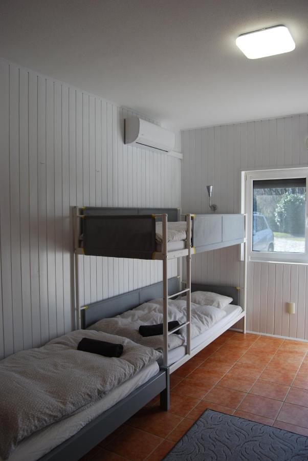 Autoscsarda Es Panzio Hotel Makó Buitenkant foto