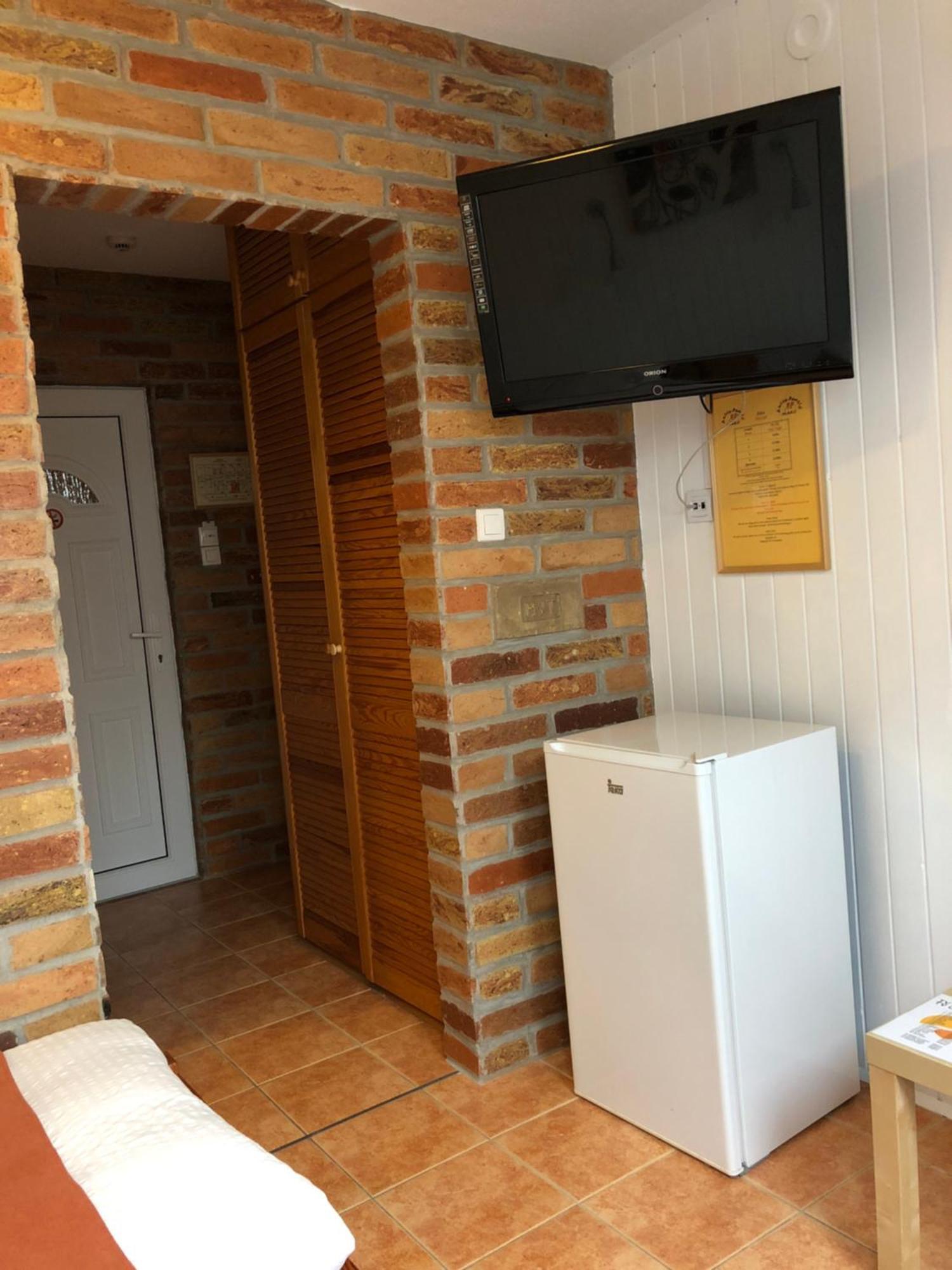 Autoscsarda Es Panzio Hotel Makó Buitenkant foto