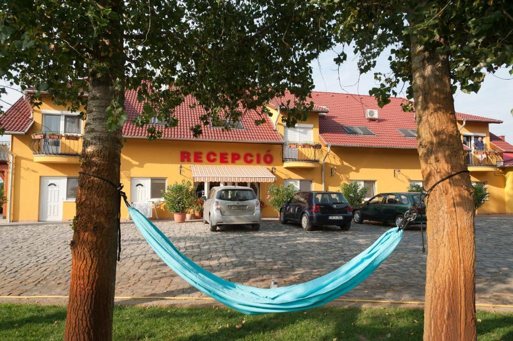 Autoscsarda Es Panzio Hotel Makó Buitenkant foto